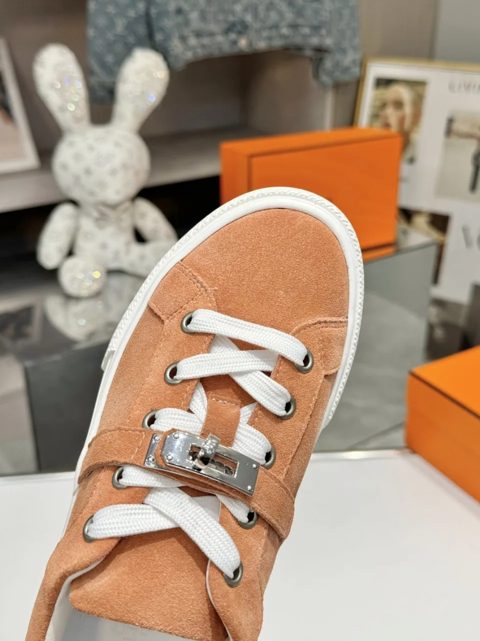 Men's Men's Shoes💰620❤️❤️❤️HERMES 2021 latest Kelly buckle white sneakers are online! The highest version on the market! Purchasing level quality! The H family rarely produces flat casual shoes, and they are styled with classic palladium-plated Kelly shoe buckles! Create a fashionable urban look that perfectly embodies the noble and elegant style of Hermès! Material selection: Fabric imported cowhide, lining + foot pads imported sheepskin, original molded TPU outsole, heavy gold molded kelly buckle full of texture Size: Female: 35-41 (41 is not returnable) Male: 39-45 (45 is not returnable)